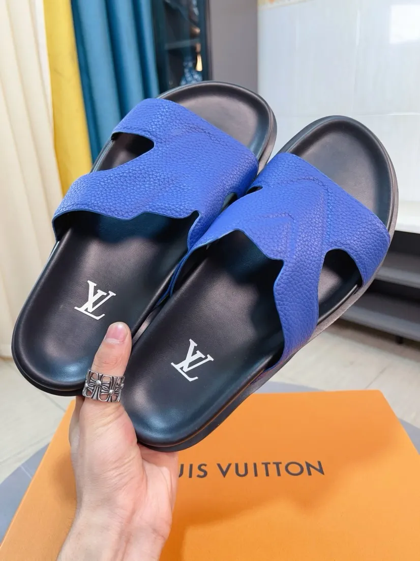 Men's shoes💰300🌹🌹【LV】Multi-color new men's slippers, original top-quality version, original special cowhide with pebbled embossing➕sheepskin on the inner and side, non-slip combination sole, more stable walking, more comfortable and lightweight, high-end and generous, size: 38~44